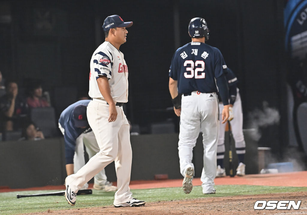 8일 부산 사직야구장에서 2025 신한 SOL 뱅크 KBO 리그 롯데 자이언츠와 두산 베어스의 경기가 열렸다. 홈팀 롯데는 홍민기가, 방문팀 두산은 최민석이 선발 출전했다.롯데 자이언츠 김상수가 8회초 1사 만루 박계범의 좌익수 앞 안타때 2실점하고 아쉬워하고 있다. 2025.07.08 / foto0307@osen.co.kr