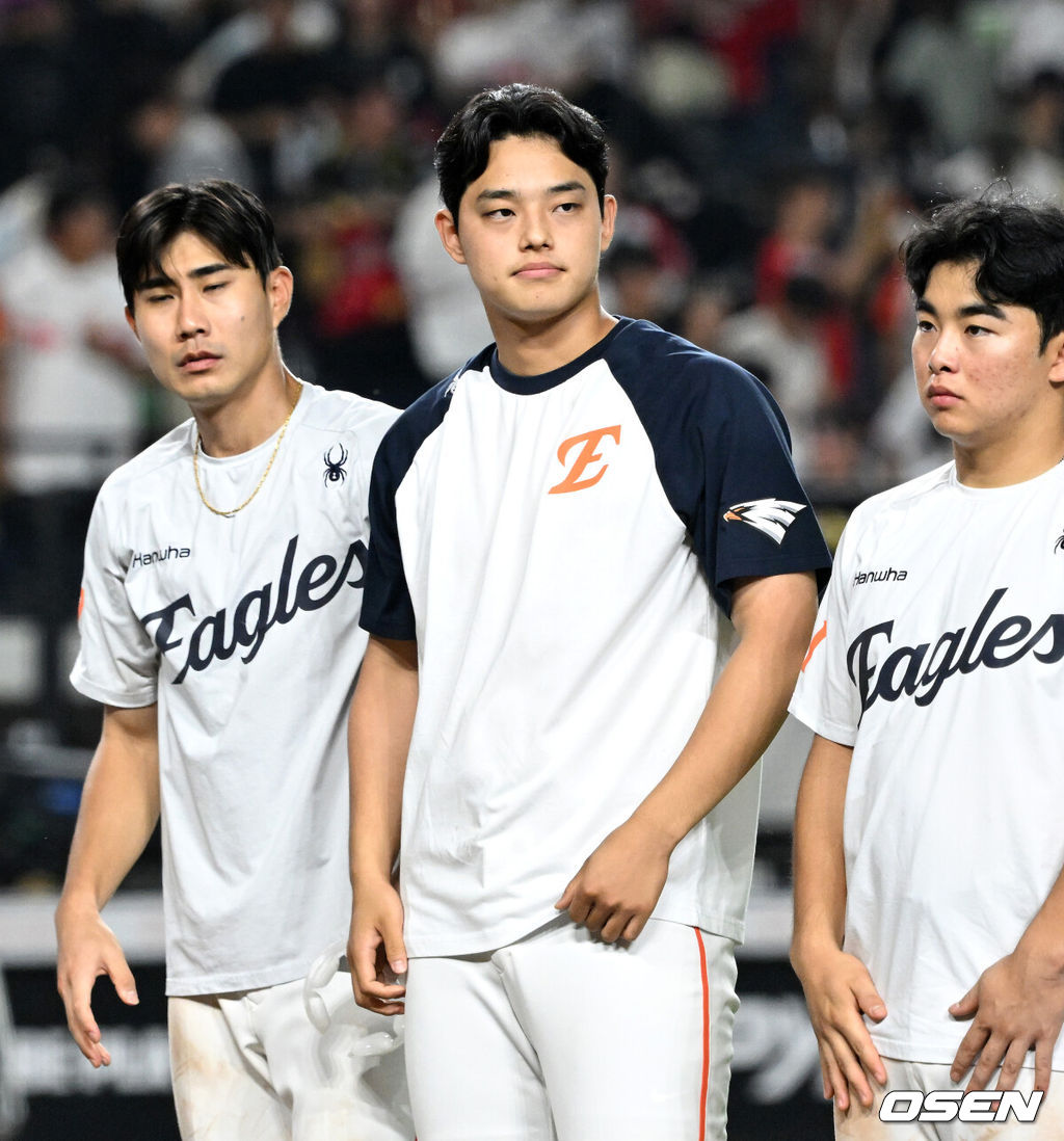 한화는 8일 대전 한화생명볼파크에서 열린 2025 신한 SOL Bank KBO리그 KIA 타이거즈와의 홈경기를 14-8로 승리했다. 14득점은 종전 12득점을 넘어 올 시즌 한화의 한 경기 최다 득점으로 KIA의 추격을 뿌리쳤다. 경기 종료 후 한화 채은성이 김경문 감독과 승리의 기쁨을 나누고 있다. 2025.07.08 /sunday@osen.co.kr