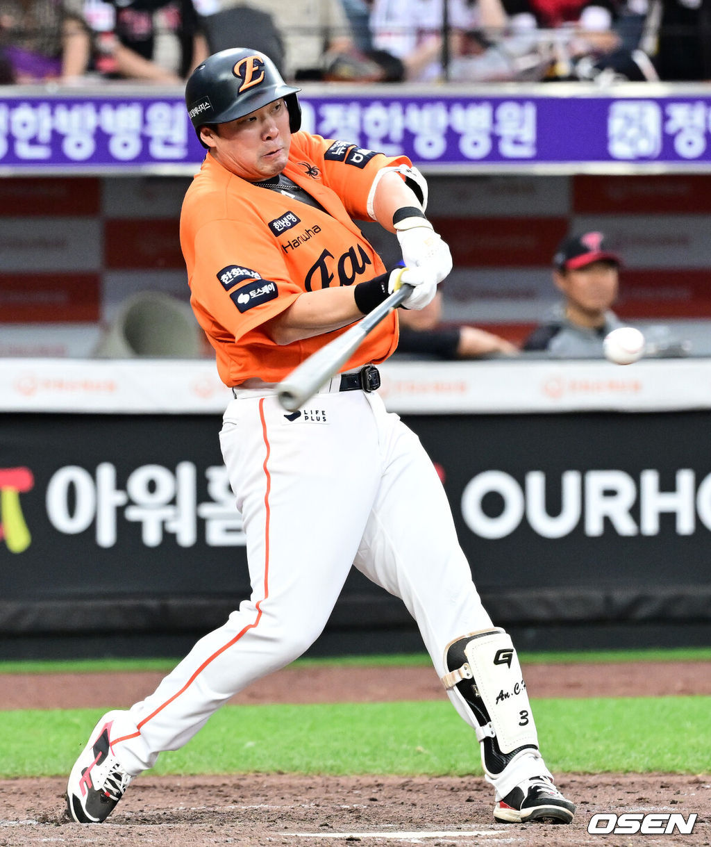 15일 대전 한화생명볼파크에서 2025 신한 SOL Bank KBO리그 한화 이글스와 LG 트윈스의 경기가 열렸다.이날 한화는 문동주, LG는 송승기를 선발로 내세웠다.5회말 무사에서 한화 안치홍이 좌전 안타를 날리  있다. 안치홍은 역대 32번째 개인 통산 2,700루타 달성. 2025.06.15 /jpnews@osen.co.kr