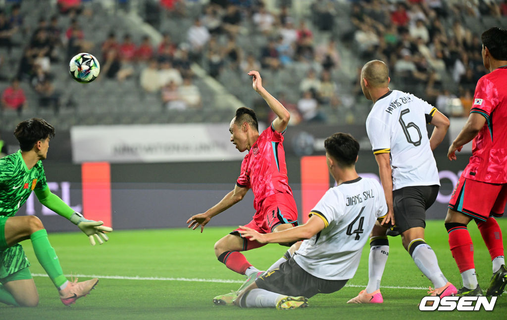 7일 경기 용인시 용인 미르 스타디움에서 2025 동아시아 축구연맹(EAFF) E-1 챔피언십(동아시안컵) 대한민국 남자 축구 대표팀과 중국의 개막전이 열렸다.한국은 중국과 첫 경기를 시작으로 11일 홍콩, 15일 일본과 격돌한다. 경기는 모두 용인에서 치러지며 3경기 성적에 따라 그대로 최종 순위가 결정된다.후반 한국 문선민의 슛이 막히고 있다. 2025.07.07 /cej@osen.co.kr