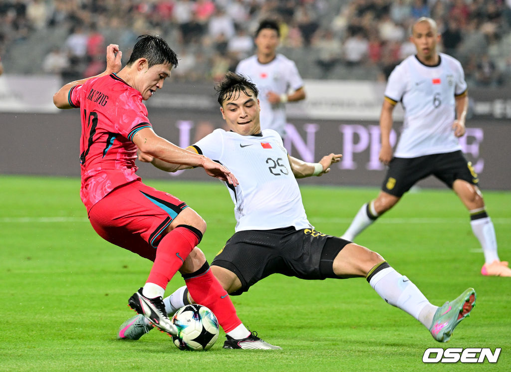 7일 경기 용인시 용인 미르 스타디움에서 2025 동아시아 축구연맹(EAFF) E-1 챔피언십(동아시안컵) 대한민국 남자 축구 대표팀과 중국의 개막전이 열렸다.한국은 중국과 첫 경기를 시작으로 11일 홍콩, 15일 일본과 격돌한다. 경기는 모두 용인에서 치러지며 3경기 성적에 따라 그대로 최종 순위가 결정된다.전반 한국 이동경이 드리블을 하고 있다. 2025.07.07 /cej@osen.co.kr