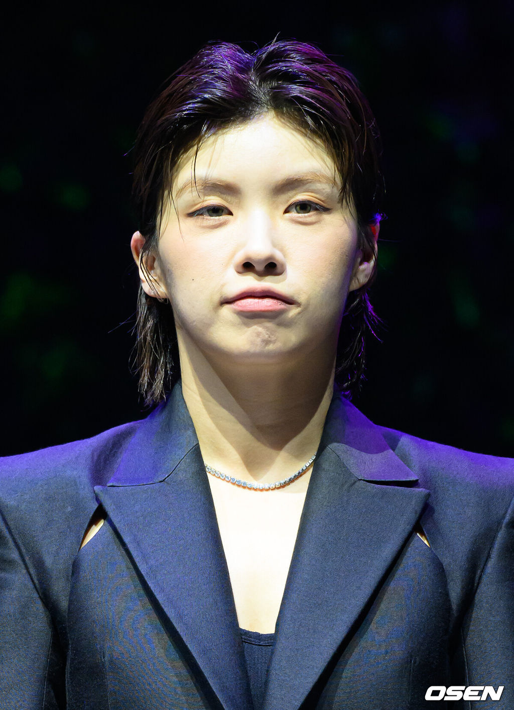26일 오후 서울 대학로 NOL 유니플렉스 1관에서 뮤지컬 프리다 프레스콜이 열렸다.뮤지컬 ‘프리다’는 불의의 사고 이후 평생 고통 속에서 살면서도 이를 예술로 승화시키며 삶의 환희를 잃지 않았던 ‘프리다 칼로’의 마지막 생애를 액자 형식으로 풀어낸 쇼 뮤지컬이다.아이키가 포토타임을 가지고 있다. 2025.06.26 /sunday@osen.co.kr