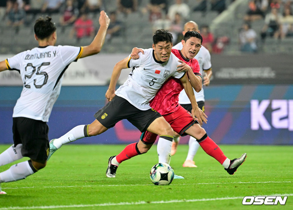 7일 경기 용인시 용인 미르 스타디움에서 2025 동아시아 축구연맹(EAFF) E-1 챔피언십(동아시안컵) 대한민국 남자 축구 대표팀과 중국의 개막전이 열렸다.한국은 중국과 첫 경기를 시작으로 11일 홍콩, 15일 일본과 격돌한다. 경기는 모두 용인에서 치러지며 3경기 성적에 따라 그대로 최종 순위가 결정된다.전반 한국 이동경이 중국의 수비를 받고 있다. 2025.07.07 /cej@osen.co.kr