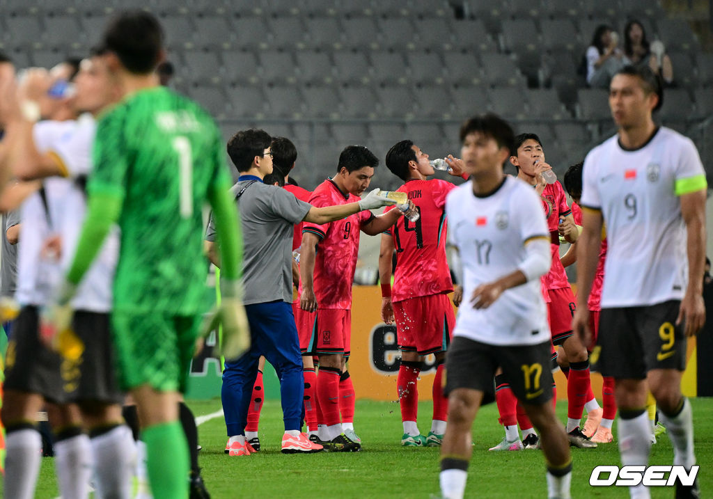 7일 경기 용인시 용인 미르 스타디움에서 2025 동아시아 축구연맹(EAFF) E-1 챔피언십(동아시안컵) 대한민국 남자 축구 대표팀과 중국의 개막전이 열렸다.한국은 중국과 첫 경기를 시작으로 11일 홍콩, 15일 일본과 격돌한다. 경기는 모두 용인에서 치러지며 3경기 성적에 따라 그대로 최종 순위가 결정된다.전반 양팀이 더운 날씨에 드링킹 브레이크를 갖고 있다. 2025.07.07 /cej@osen.co.kr
