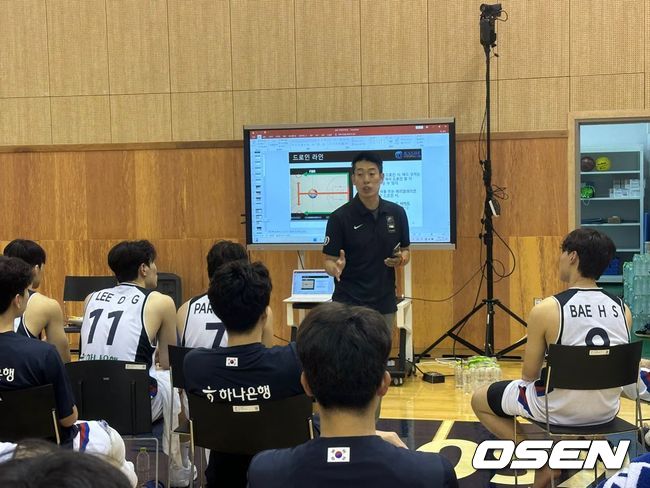 [사진] 농구대표팀을 상대로 설명회를 하는 FIBA 이경환 심판