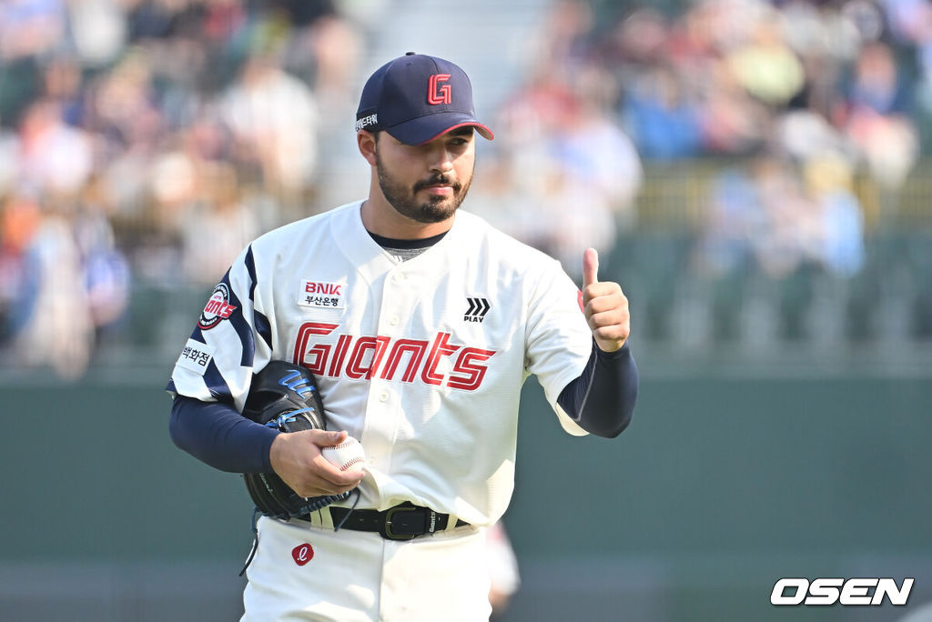 3일 부산 사직야구장에서 2025 신한 SOL 뱅크 KBO 리그 롯데 자이언츠와 키움 히어로즈의 경기가 열렸다. 홈팀 롯데는 감보아가, 방문팀 키움은 김연주가 선발 출전했다.롯데 자이언츠 선발 투수 감보아가 엄지척을 하고 있다. 2025.06.03 / foto0307@osen.co.kr