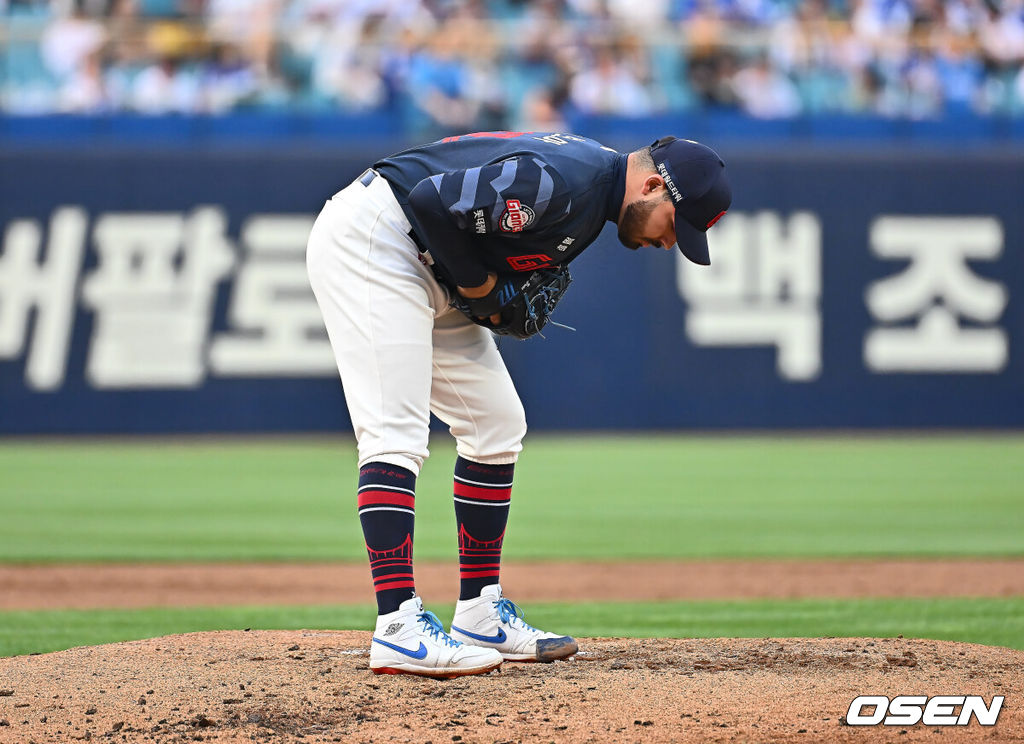 27일 대구삼성라이온즈파크에서 2025 신한 SOL 뱅크 KBO 리그 삼성 라이온즈와 롯데 자이언츠의 경기가 열렸다. 홈팀 삼성은 후라도가, 방문팀 롯데는 감보아가 선발 출전했다. 롯데 자이언츠 선발 투수 감보아가 독특한 투구 동작을 보이고 있다. 2025.05.27 / foto0307@osen.co.kr