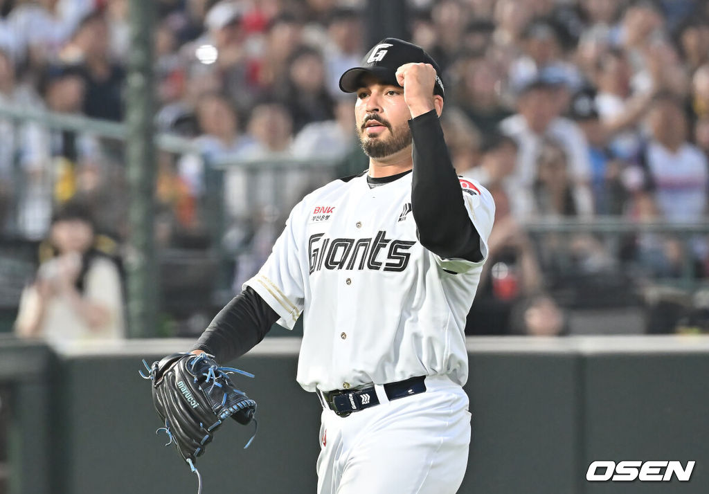 2일 부산 사직야구장에서 2025 신한 SOL 뱅크 KBO 리그 롯데 자이언츠와 LG 트윈스의 경기가 열렸다. 홈팀 롯데는 감보아가, 방문팀 LG는 임찬규가 선발 출전했다.롯데 자이언츠 선발 투수 감보아가 5회초 2사 만루 LG 트윈스 문보경을 유격수 땅볼로 잡고 주먹을 불끈 쥐고 있다. 2025.07.02 / foto0307@osen.co.kr