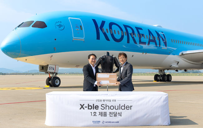현대차∙기아 로보틱스랩 현동진 상무(왼쪽)와 대한항공 항공우주사업본부 정현보 상무가 엑스블 숄더 1호 전달식을 열고 있다. 