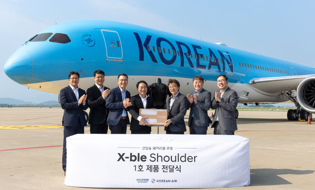 엑스블 숄더 1호 전달식 후 행사 참가자들이 기념사진을 촬영하는 모습. 왼쪽부터 현대차·기아 로보틱스사업1팀 김종우 팀장, 현대차·기아 관절로보틱스팀 윤주영 팀장, 현대차·기아 로보틱스사업실 최리군 상무, 현대차·기아 로보틱스랩 현동진 상무, 대한항공 항공우주사업본부 정현보 상무, 대한항공 항공우주사업본부 기술3팀 신도훈 팀장, 대한항공 항공우주사업본부 사업기획팀 이대일 팀장.