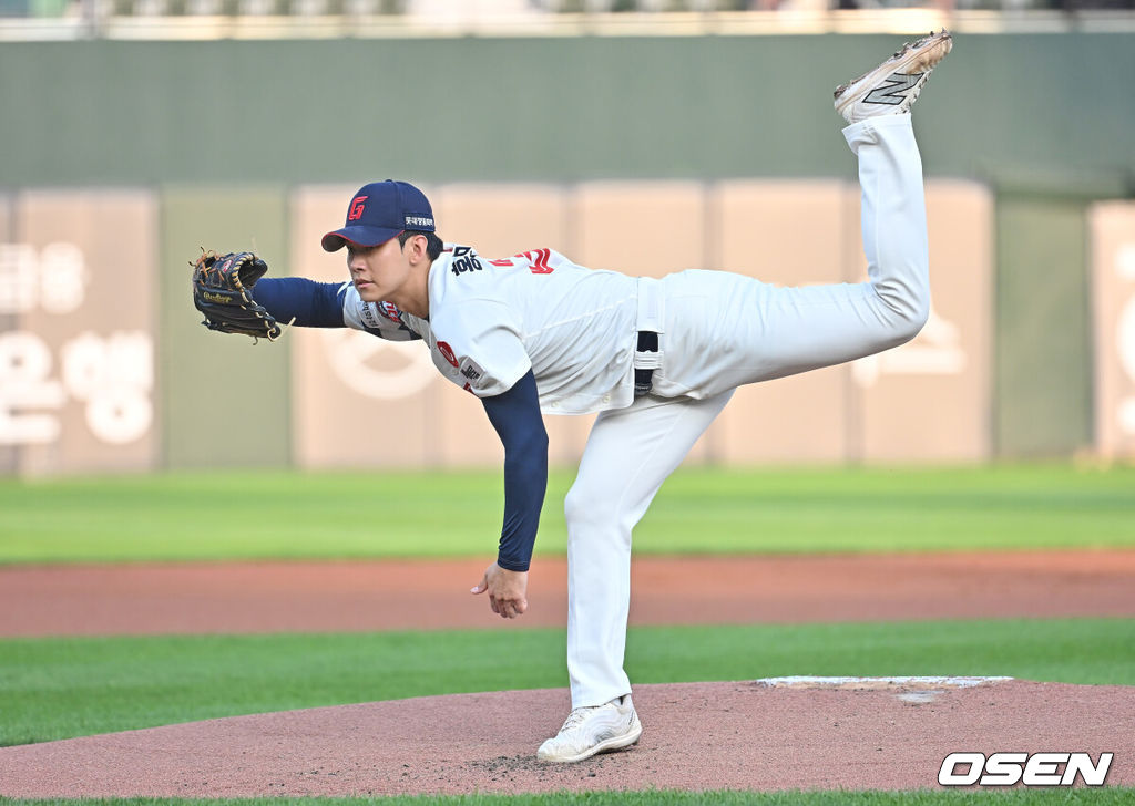 18일 부산 사직야구장에서 2025 신한 SOL 뱅크 KBO 리그 롯데 자이언츠와 한화 이글스의 경기가 열렸다. 홈팀 롯데는 홍민기가, 방문팀 한화는 엄상백이 선발 출전했다.롯데 자이언츠 선발 투수 홍민기가 역투하고 있다. 2025.06.18 / foto0307@osen.co.kr