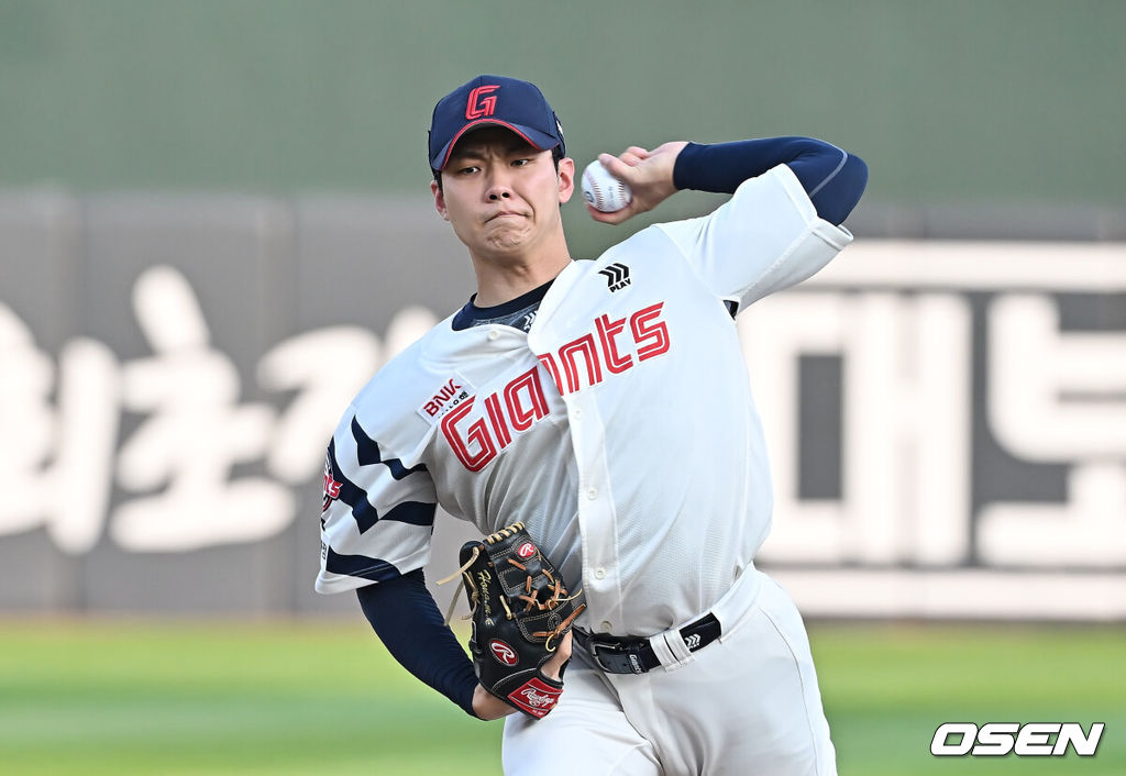 8일 부산 사직야구장에서 2025 신한 SOL 뱅크 KBO 리그 롯데 자이언츠와 두산 베어스의 경기가 열렸다. 홈팀 롯데는 홍민기가, 방문팀 두산은 최민석이 선발 출전했다.롯데 자이언츠 선발 투수 홍민기가 역투하고 있다. 2025.07.08 / foto0307@osen.co.kr
