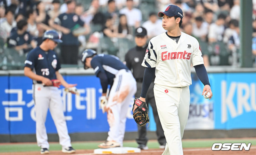 8일 부산 사직야구장에서 2025 신한 SOL 뱅크 KBO 리그 롯데 자이언츠와 두산 베어스의 경기가 열렸다. 홈팀 롯데는 홍민기가, 방문팀 두산은 최민석이 선발 출전했다.롯데 자이언츠 홍민기가 2회초 2사 3루 두산 베어스 오명진에게 우중간 1타점 3루타를 맞고 아쉬워하고 있다. 2025.07.08 / foto0307@osen.co.kr