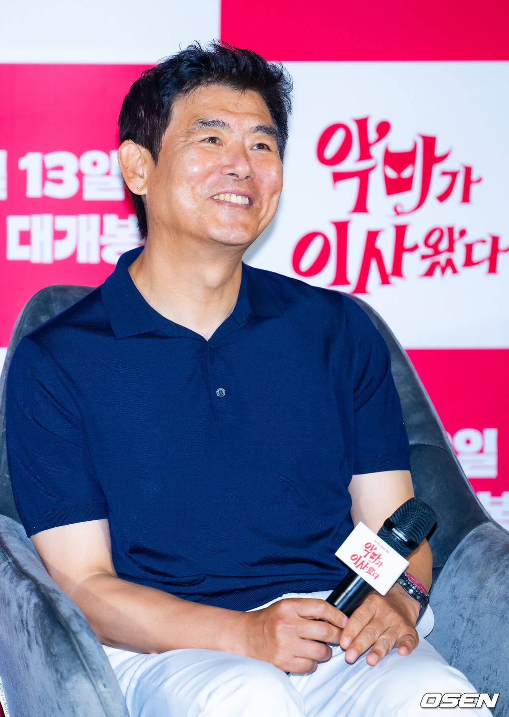 9일 오전 서울 용산구 CGV 용산아이파크몰에서 영화 '악마가 이사왔다' 제작보고회가 열렸다.영화 '악마가 이사왔다'(이상근 감독)는 새벽마다 악마로 깨어나는 '선지'(임윤아 분)를 감시하는 기상천외한 아르바이트를 하게 된 청년 백수 '길구'(안보현)의 영혼 탈탈 털리는 이야기를 담은 악마 들린 코미디다.배우 성동일이 미소짓고 있다. 2025.07.09 / rumi@osen.co.kr