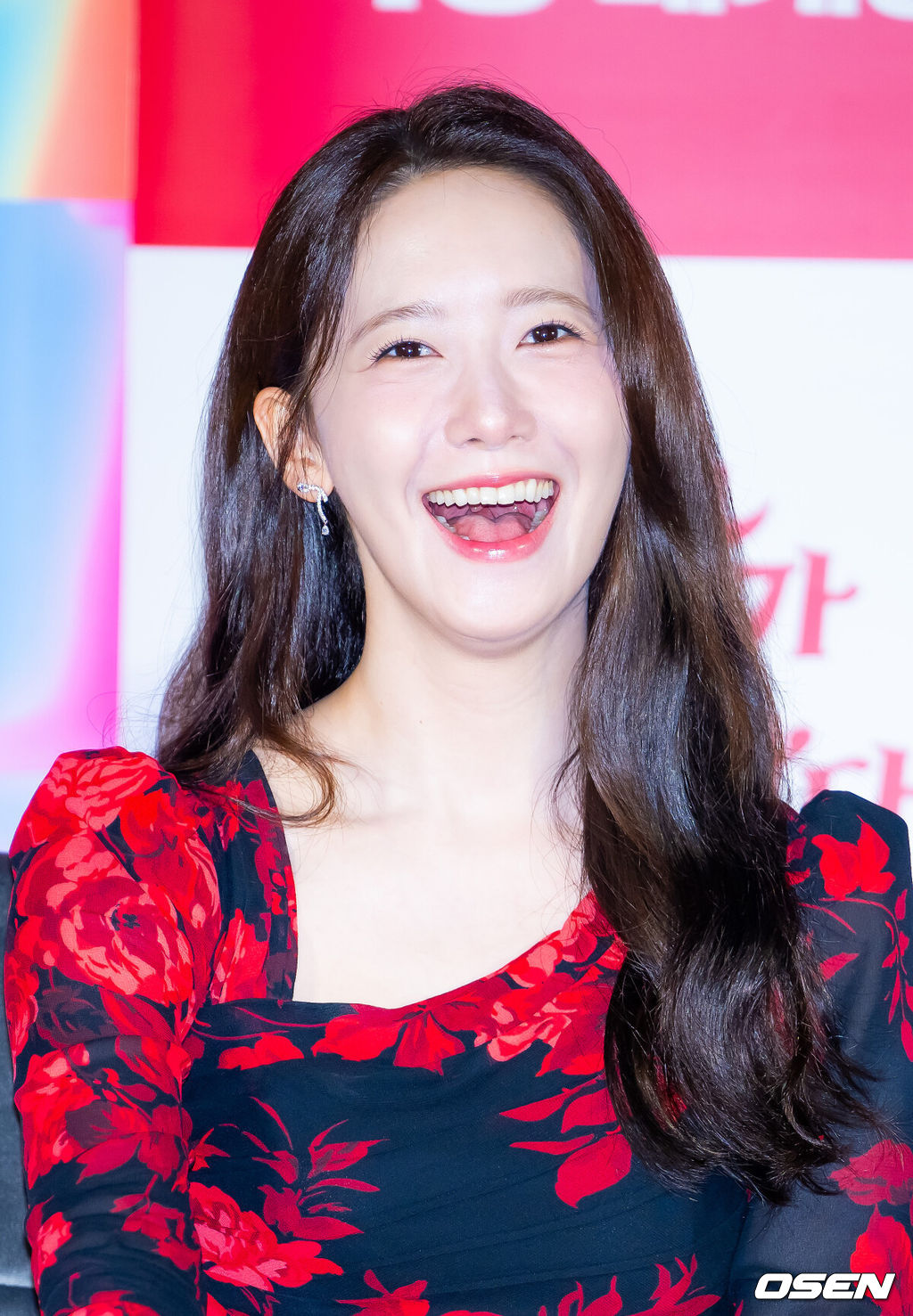 9일 오전 서울 용산구 CGV 용산아이파크몰에서 영화 '악마가 이사왔다' 제작보고회가 열렸다.영화 '악마가 이사왔다'(이상근 감독)는 새벽마다 악마로 깨어나는 '선지'(임윤아 분)를 감시하는 기상천외한 아르바이트를 하게 된 청년 백수 '길구'(안보현)의 영혼 탈탈 털리는 이야기를 담은 악마 들린 코미디다.배우 임윤아가 환하게 웃고 있다. 2025.07.09 / rumi@osen.co.kr
