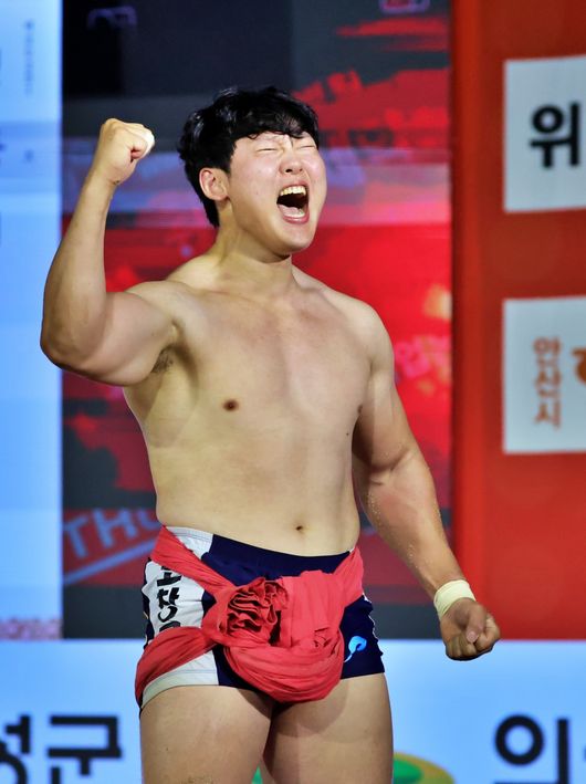 오창록(MG새마을금고씨름단)은 8일 충북 보은군 보은국민체육센터에서 열린 대회 한라급(105kg 이하) 장사 결정전(5전 3선승제)에서 이효진(울주군청)을 3-1로 꺾고 우승을 차지했다.  그는 약 1년9개월 만에 한라장사(105kg 이하) 타이틀을 되찾았다. / 대한씨름협회