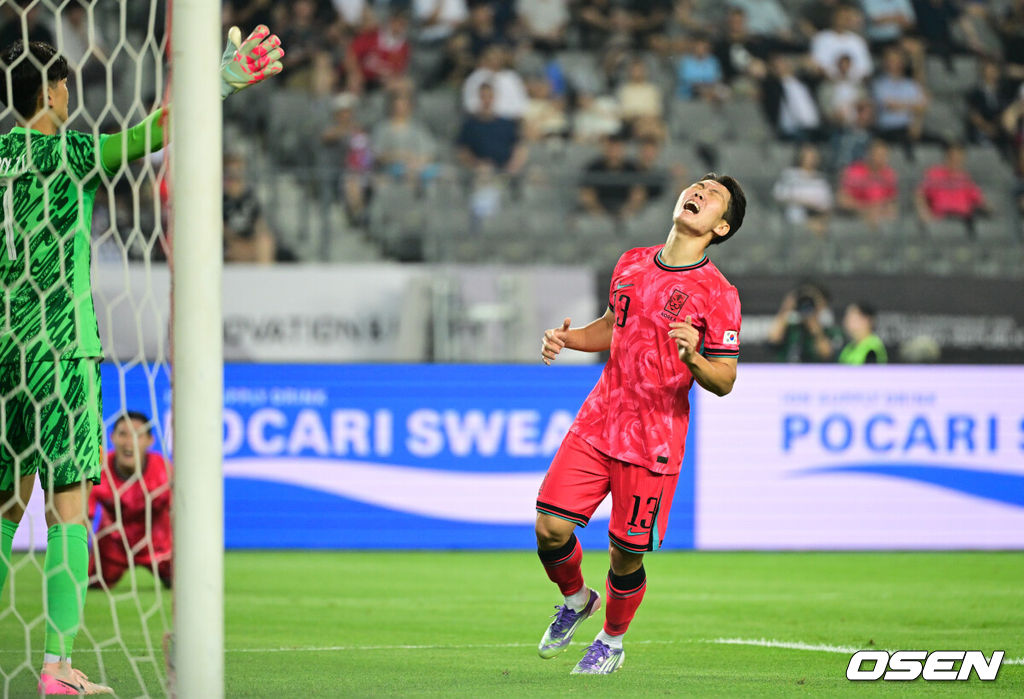 7일 경기 용인시 용인 미르 스타디움에서 2025 동아시아 축구연맹(EAFF) E-1 챔피언십(동아시안컵) 대한민국 남자 축구 대표팀과 중국의 개막전이 열렸다.한국은 중국과 첫 경기를 시작으로 11일 홍콩, 15일 일본과 격돌한다. 경기는 모두 용인에서 치러지며 3경기 성적에 따라 그대로 최종 순위가 결정된다.후반 한국 강상윤이 슛이 들어가지 않자 아쉬워하고 있다. 2025.07.07 /cej@osen.co.kr