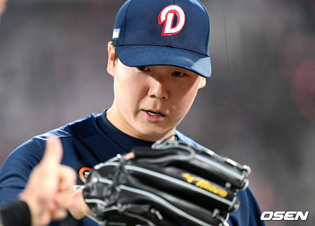 26일 오후 경기도 수원 KT위즈파크에서 ‘2025 신한 SOL Bank KBO리그’ KT 위즈와 두산 베어스의 경기가 열렸다.홈팀 KT는 소형준, 방문팀 두산은 최승용을 선발로 내세웠다.2회말 KT 공격을 막아낸 두산 선발 최승용이 더그아웃으로 향하며 동료들과 인사를 나누고 있다. 2025.03.26 / dreamer@osen.co.kr