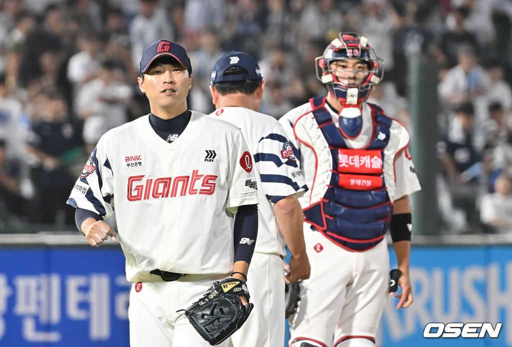 8일 부산 사직야구장에서 2025 신한 SOL 뱅크 KBO 리그 롯데 자이언츠와 두산 베어스의 경기가 열렸다. 홈팀 롯데는 홍민기가, 방문팀 두산은 최민석이 선발 출전했다.롯데 자이언츠 구승민이 8회초 두산 베어스 정수빈을 볼넷으로 내보내고 교체되고 있다. 2025.07.08 / foto0307@osen.co.kr