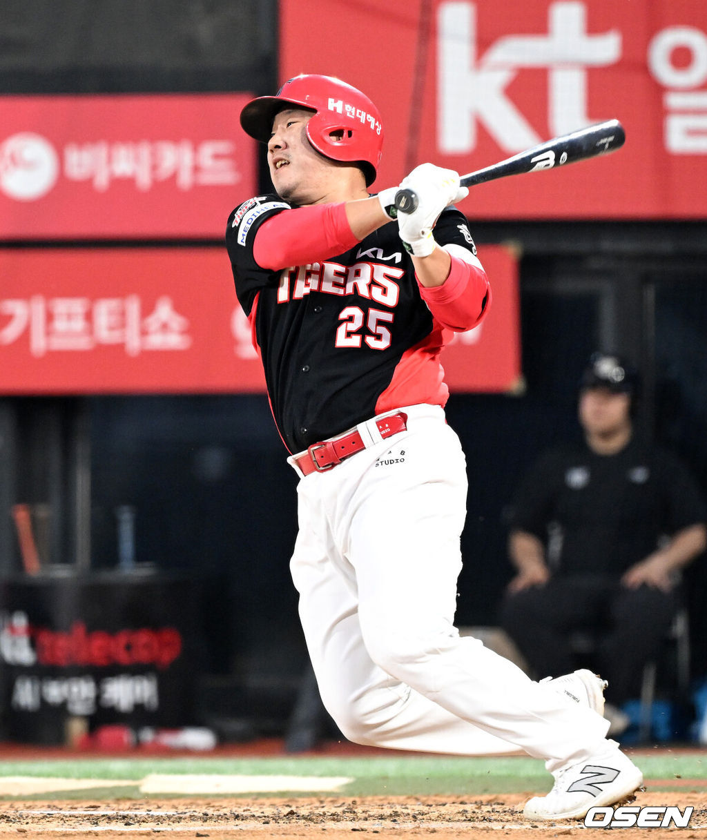 22일 오후 수원 KT위즈파크에서 2025 신한 SOL Bank KBO리그 KT 위즈와 KIA 타이거즈의 경기가 열렸다.KT는 쿠에바스, KIA는 양현종을 선발투수로 내세웠다5회초 2사 만루에서 KIA 이우성이 중전 2타점 적시타를 치고 있다. 2025.05.22 /sunday@osen.co.kr