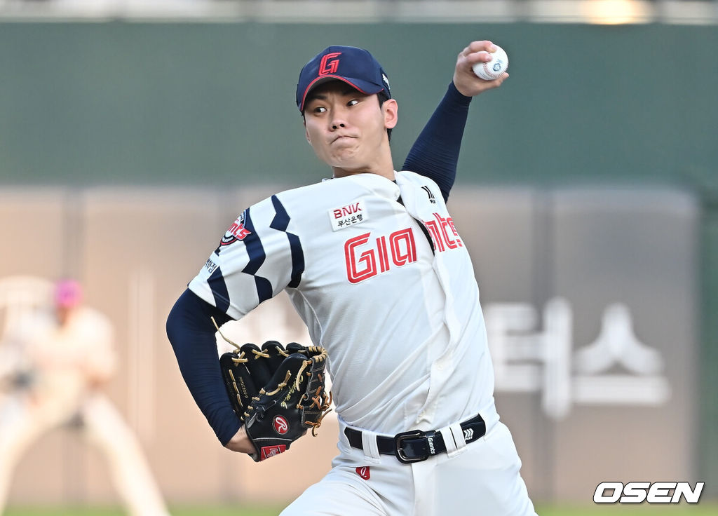 8일 부산 사직야구장에서 2025 신한 SOL 뱅크 KBO 리그 롯데 자이언츠와 두산 베어스의 경기가 열렸다. 홈팀 롯데는 홍민기가, 방문팀 두산은 최민석이 선발 출전했다.롯데 자이언츠 선발 투수 홍민기가 역투하고 있다. 2025.07.08 / foto0307@osen.co.kr