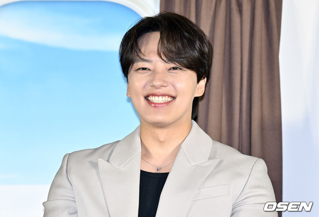 영화 '하이재킹(감독 김성한)’ 제작보고회가 22일 서울 용산구 CGV용산아이파크몰에서 열렸다.이날 제작보고회에는 김성한 감독과 함께 주연 배우 하정우, 여진구, 성동일, 채수빈이 참석했다. '하이재킹'은 1971년 대한민국 상공에서 여객기가 납치된 일촉즉발의 상황, 도망칠 수 없는 한정된 공간이 주는 긴장감을 리얼타임으로 전하며 강렬한 영화적 경험을 선사할 예정이다. 또한 믿고 보는 배우 하정우, 여진구, 성동일, 채수빈의 연기로 만든 독보적인 시너지는 올여름 극장가를 사로잡을 것이다. 오는 6월 21일 개봉한다. 배우 여진구가 질의응답 시간을 갖고 있다. 2024.05.22 /cej@osen.co.kr