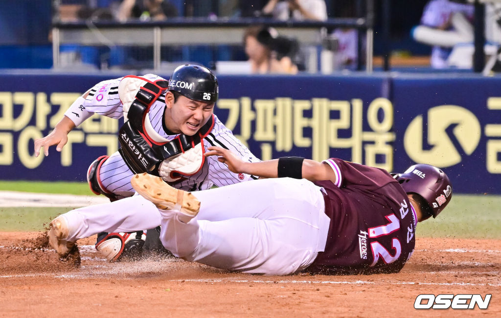 9일 오후 서울 잠실구장에서 ‘2025 신한 SOL BANK KBO리그’ LG 트윈스와 키움 히어로즈의 경기가 진행됐다.이날 경기에서 LG는 손주영을, 키움은 정현우를 선발투수로 내세웠다. 5회초 1사 3루 키움 권혁빈의 내야땅볼때 3루 주자 김건희가 홈쇄도해 득점 성공하고 있다. 2025.07.09 / soul1014@osen.co.kr