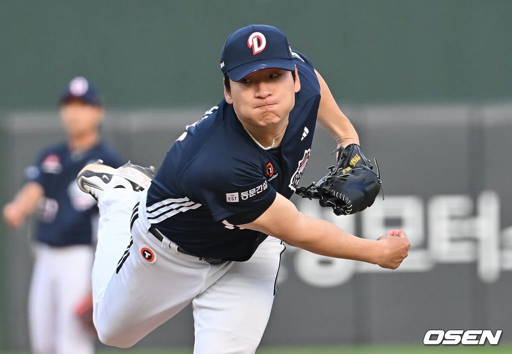 9일 부산 사직야구장에서 2025 신한 SOL 뱅크 KBO 리그 롯데 자이언츠와 두산 베어스의 경기가 열렸다. 홈팀 롯데는 이민석이, 방문팀 두산은 곽빈이 선발 출전했다.두산 베어스 선발 투수 곽빈이 역투하고 있다. 2025.07.09 / foto0307@osen.co.kr
