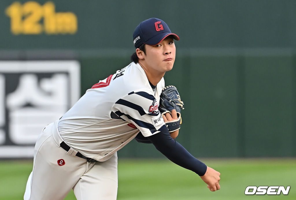 9일 부산 사직야구장에서 2025 신한 SOL 뱅크 KBO 리그 롯데 자이언츠와 두산 베어스의 경기가 열렸다. 홈팀 롯데는 이민석이, 방문팀 두산은 곽빈이 선발 출전했다.롯데 자이언츠 선발 투수 이민석이 역투하고 있다. 2025.07.09 / foto0307@osen.co.kr