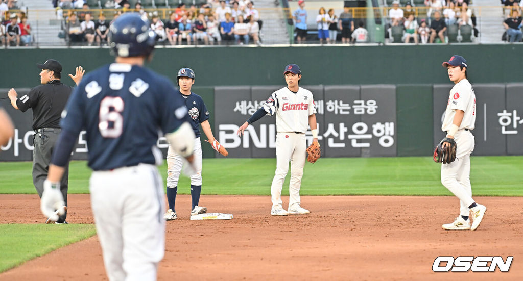 9일 부산 사직야구장에서 2025 신한 SOL 뱅크 KBO 리그 롯데 자이언츠와 두산 베어스의 경기가 열렸다. 홈팀 롯데는 이민석이, 방문팀 두산은 곽빈이 선발 출전했다.롯데 자이언츠 한태양과 전민재가 2회초 2사 1,3루 두산 베어스 오명진의 타루에 정수빈이 맞았다며 어필하고 있다. 2025.07.09 / foto0307@osen.co.kr