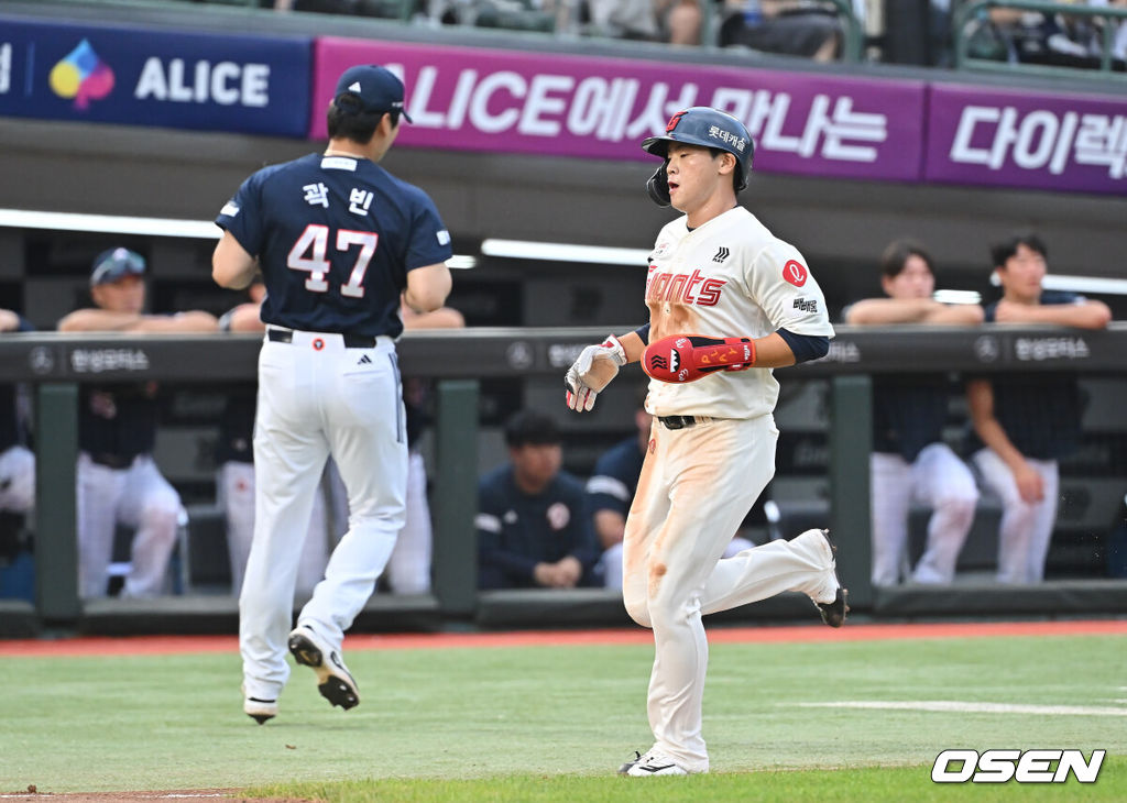 9일 부산 사직야구장에서 2025 신한 SOL 뱅크 KBO 리그 롯데 자이언츠와 두산 베어스의 경기가 열렸다. 홈팀 롯데는 이민석이, 방문팀 두산은 곽빈이 선발 출전했다.롯데 자이언츠 박찬형이 1회말 1사 1,3루 전준우의 우익수 희생플라이때 득점을 올리고 있다. 2025.07.09 / foto0307@osen.co.kr