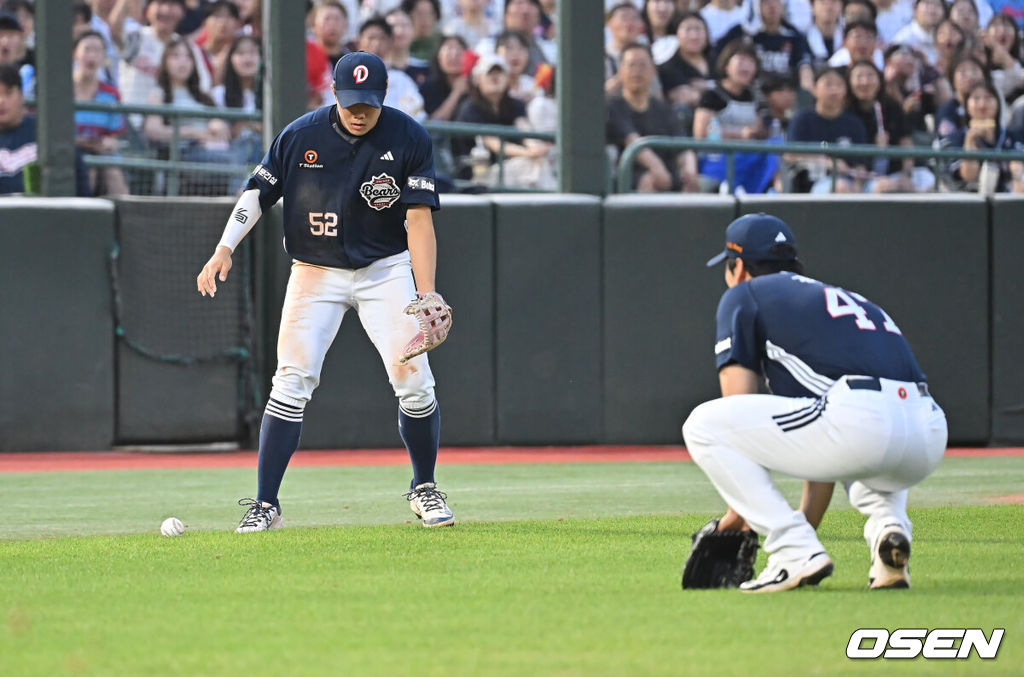 9일 부산 사직야구장에서 2025 신한 SOL 뱅크 KBO 리그 롯데 자이언츠와 두산 베어스의 경기가 열렸다. 홈팀 롯데는 이민석이, 방문팀 두산은 곽빈이 선발 출전했다.두산 베어스 박준순과 곽빈이 2회말 2사 2,3루 롯데 자이언츠 박찬형의 타구가 파울라인을 벗어나지 않자 아쉬워하고 있다. 2025.07.09 / foto0307@osen.co.kr