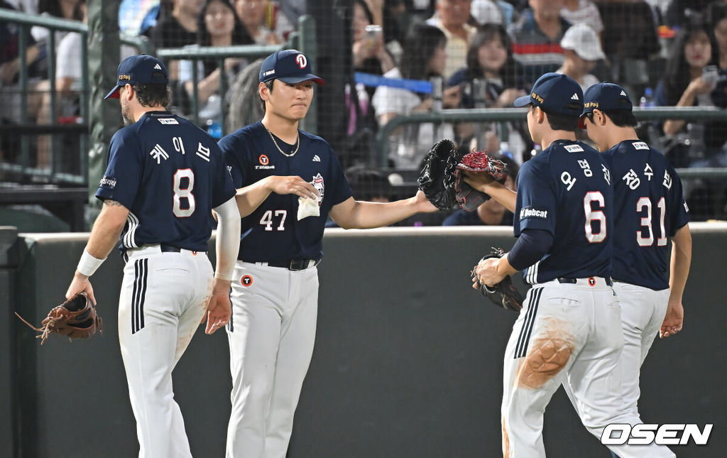 9일 부산 사직야구장에서 2025 신한 SOL 뱅크 KBO 리그 롯데 자이언츠와 두산 베어스의 경기가 열렸다. 홈팀 롯데는 이민석이, 방문팀 두산은 곽빈이 선발 출전했다.두산 베어스 곽빈이 4회말 수비를 무실점으로 막고 동료들과 하이파이브를 하고 있다. 2025.07.09 / foto0307@osen.co.kr