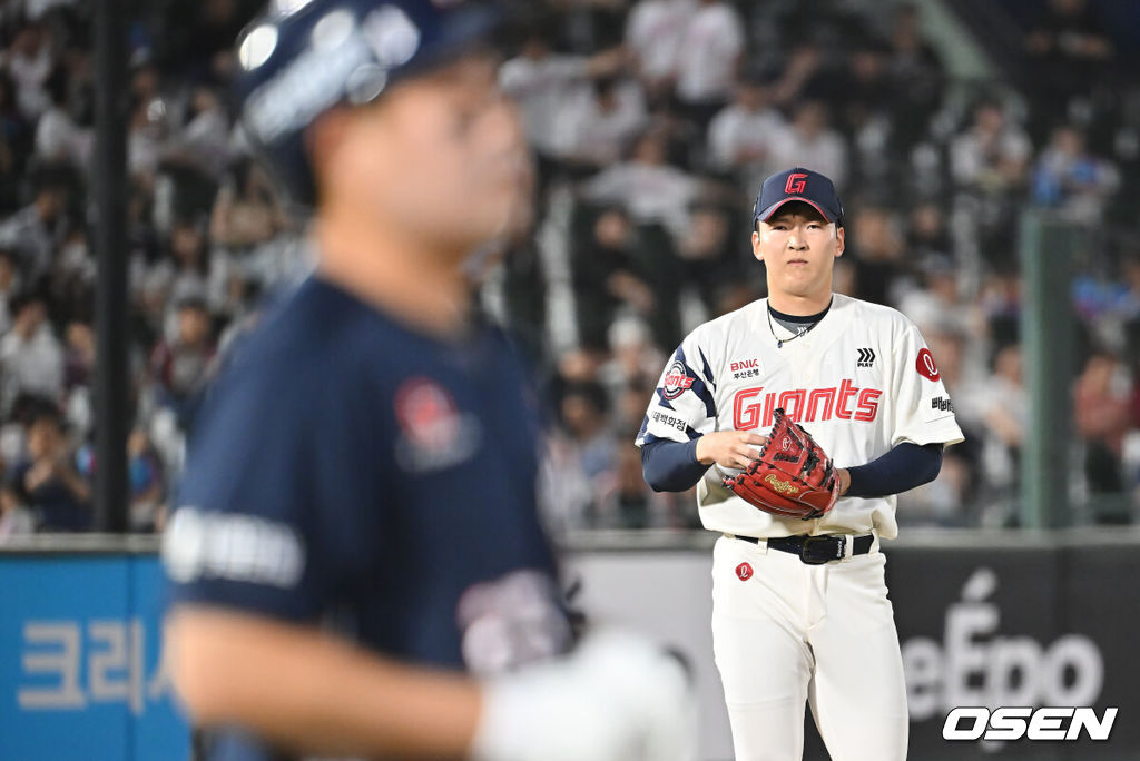 9일 부산 사직야구장에서 2025 신한 SOL 뱅크 KBO 리그 롯데 자이언츠와 두산 베어스의 경기가 열렸다. 홈팀 롯데는 이민석이, 방문팀 두산은 곽빈이 선발 출전했다.롯데 자이언츠 최준용이 9회초 두산 베어스 양의지에게 몸에 맞는 볼을 던지고 아쉬워하고 있다. 2025.07.09 / foto0307@osen.co.kr