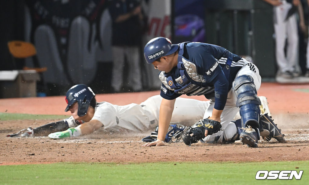9일 부산 사직야구장에서 2025 신한 SOL 뱅크 KBO 리그 롯데 자이언츠와 두산 베어스의 경기가 열렸다. 홈팀 롯데는 이민석이, 방문팀 두산은 곽빈이 선발 출전했다.롯데 자이언츠 한태양이 9회말 1사 3루 이호준의 1루 땅볼때 홈에서 세이프되고 있다. 2025.07.09 / foto0307@osen.co.kr