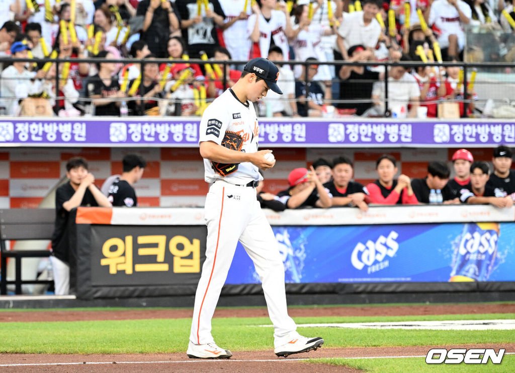 9일 오후 대전 한화생명볼파크에서 2025 신한 SOL Bank KBO리그 한화 이글스와 KIA 타이거즈의 경기가 열렸다.한화는 문동주, KIA는 양현종 선발로 내세웠다.2회초 1사 만루에서 한화 엄상백이 KIA 김규성에게 밀어내기 볼넷을 허용하고 아쉬워하고 있다. 2025.07.08 /sunday@osen.co.kr