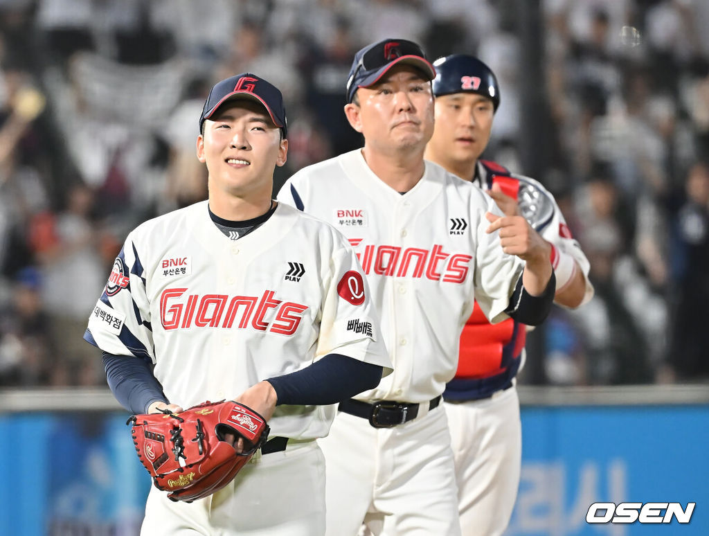 9일 부산 사직야구장에서 2025 신한 SOL 뱅크 KBO 리그 롯데 자이언츠와 두산 베어스의 경기가 열렸다. 홈팀 롯데는 이민석이, 방문팀 두산은 곽빈이 선발 출전했다.롯데 자이언츠 최준용이 9회말 2사 2,3루 두산 베어스 강승호에게 동점 2타점 우중간 안타를 맞고 교체되고 있다. 2025.07.09 / foto0307@osen.co.kr