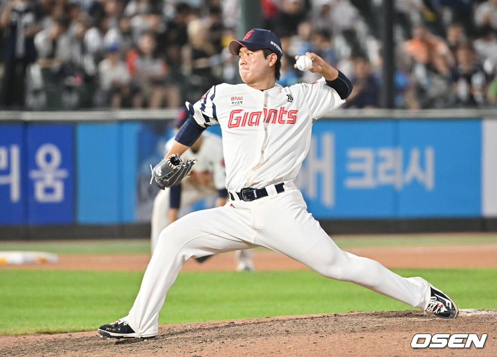 9일 부산 사직야구장에서 2025 신한 SOL 뱅크 KBO 리그 롯데 자이언츠와 두산 베어스의 경기가 열렸다. 홈팀 롯데는 이민석이, 방문팀 두산은 곽빈이 선발 출전했다.롯데 자이언츠 정현수가 역투하고 있다. 2025.07.09 / foto0307@osen.co.kr