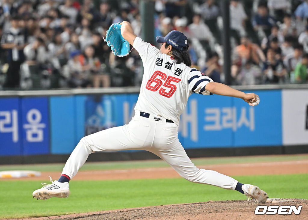 9일 부산 사직야구장에서 2025 신한 SOL 뱅크 KBO 리그 롯데 자이언츠와 두산 베어스의 경기가 열렸다. 홈팀 롯데는 이민석이, 방문팀 두산은 곽빈이 선발 출전했다.롯데 자이언츠 정철원이 역투하고 있다. 2025.07.09 / foto0307@osen.co.kr