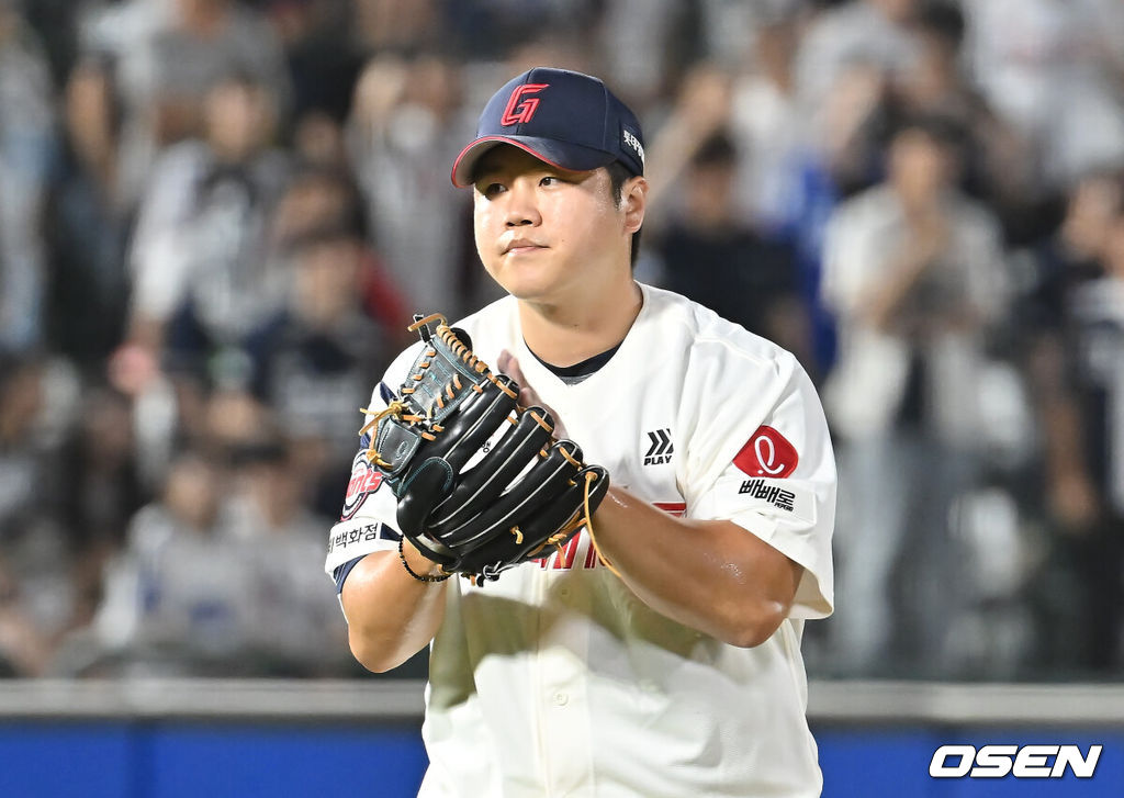 9일 부산 사직야구장에서 2025 신한 SOL 뱅크 KBO 리그 롯데 자이언츠와 두산 베어스의 경기가 열렸다. 홈팀 롯데는 이민석이, 방문팀 두산은 곽빈이 선발 출전했다.롯데 자이언츠 심재민이 연장 11회초를 무실점으로 막고 박수를 치고 있다. 2025.07.09 / foto0307@osen.co.kr