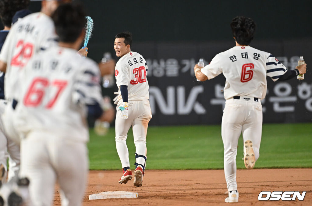 9일 부산 사직야구장에서 2025 신한 SOL 뱅크 KBO 리그 롯데 자이언츠와 두산 베어스의 경기가 열렸다. 홈팀 롯데는 이민석이, 방문팀 두산은 곽빈이 선발 출전했다.롯데 자이언츠 이호준이 연장 11회말 1사 1,2루 우익수 른쪽 끝내기 2루타를 치고 기뻐하고 있다. 2025.07.09 / foto0307@osen.co.kr