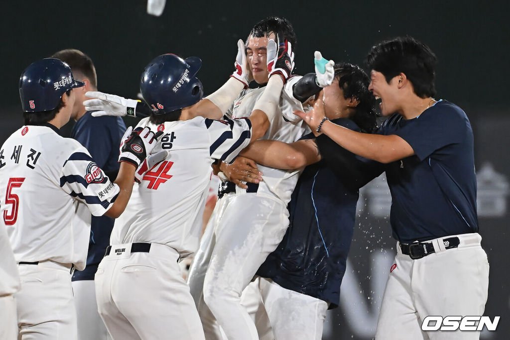 9일 부산 사직야구장에서 2025 신한 SOL 뱅크 KBO 리그 롯데 자이언츠와 두산 베어스의 경기가 열렸다. 홈팀 롯데는 이민석이, 방문팀 두산은 곽빈이 선발 출전했다.롯데 자이언츠 이호준이 연장 11회말 1사 1,2루 우익수 른쪽 끝내기 2루타를 치고 축하를 받고 있다. 2025.07.09 / foto0307@osen.co.kr