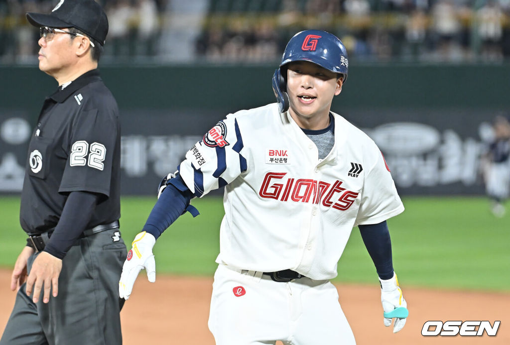 9일 부산 사직야구장에서 2025 신한 SOL 뱅크 KBO 리그 롯데 자이언츠와 두산 베어스의 경기가 열렸다. 홈팀 롯데는 이민석이, 방문팀 두산은 곽빈이 선발 출전했다.롯데 자이언츠 이호준이 9회말 1사 3루 1루 야수 홈 송구 선택으로 동점 1타점을 올리고 있다. 2025.07.09 / foto0307@osen.co.kr