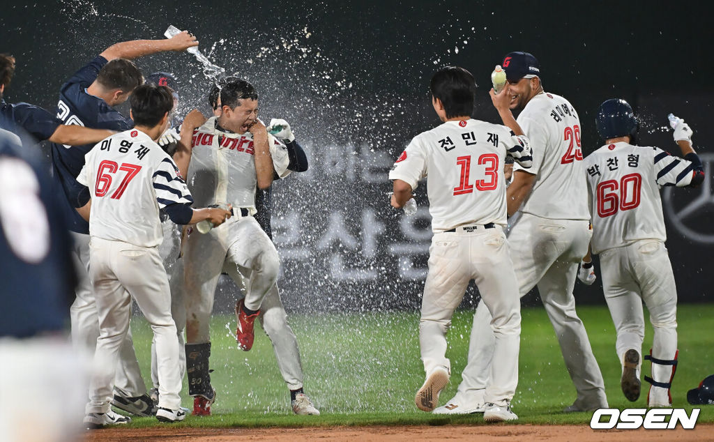 9일 부산 사직야구장에서 2025 신한 SOL 뱅크 KBO 리그 롯데 자이언츠와 두산 베어스의 경기가 열렸다. 홈팀 롯데는 이민석이, 방문팀 두산은 곽빈이 선발 출전했다.롯데 자이언츠 이호준이 연장 11회말 1사 1,2루 우익수 른쪽 끝내기 2루타를 치고 동료들의 축하를 받고 있다. 2025.07.09 / foto0307@osen.co.kr
