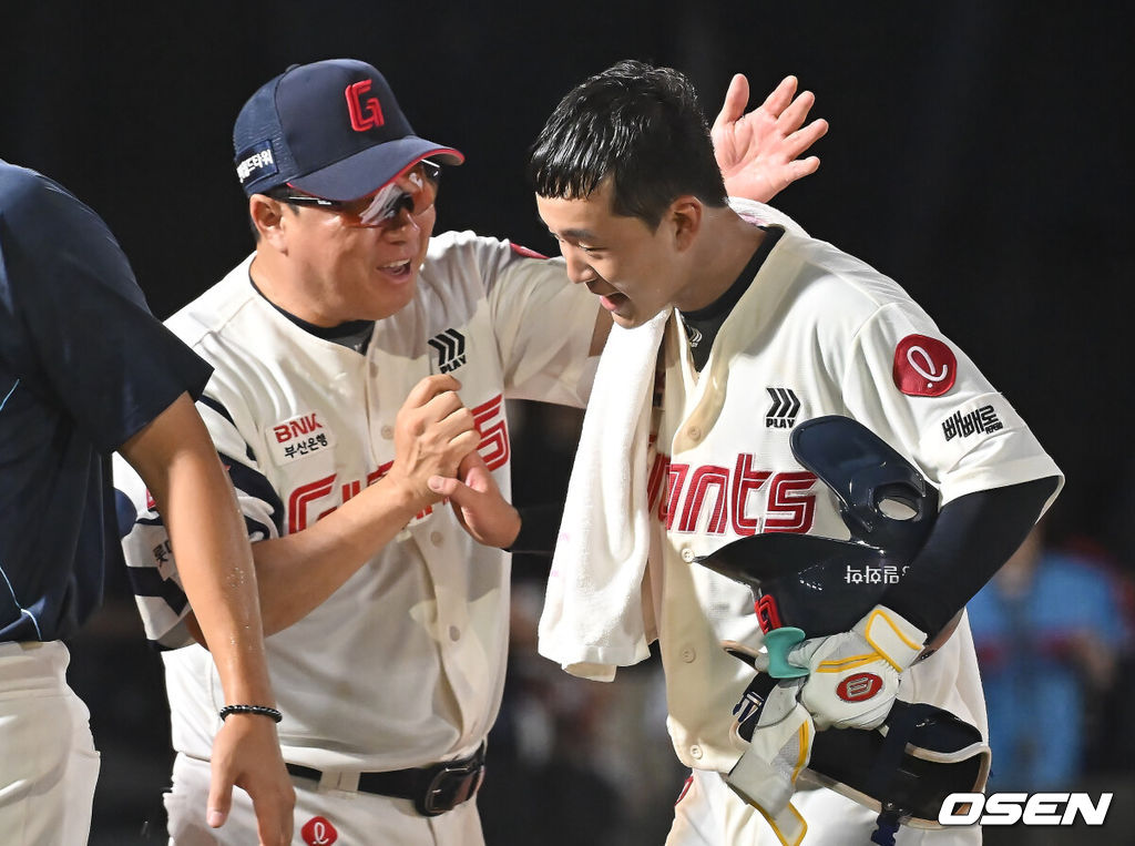 9일 부산 사직야구장에서 2025 신한 SOL 뱅크 KBO 리그 롯데 자이언츠와 두산 베어스의 경기가 열렸다. 홈팀 롯데는 이민석이, 방문팀 두산은 곽빈이 선발 출전했다.롯데 자이언츠 이호준이 연장 11회말 1사 1,2루 우익수 른쪽 끝내기 2루타를 치고 김태형 감독의 축하를 받고 있다. 2025.07.09 / foto0307@osen.co.kr