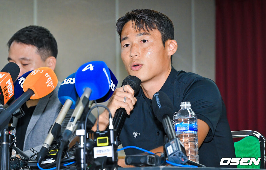 수원FC 손준호가 11일 오후 수원시체육회관에서 중국축구협회 영구 제명 징계 관련 반박 기자회견을 가졌다.중국축구협회는 지난 10일 “사법기관이 인정한 사실에 따르면 전(前) 산둥 타이산 선수 손준호는 정당하지 않은 이익을 도모하려고 정당하지 않은 거래에 참여해 축구 경기를 조작하고 불법 이익을 얻었다”며 “손준호의 축구와 관련된 어떠한 활동도 평생 금지한다”고 밝혔다.손준호는 지난해 5월 중국 상하이 훙차오공항을 통해 귀국하려다 공안에 연행됐고, 이후 형사 구류돼 랴오닝성 차오양 공안국의 조사를 받은뒤 지난 3월 풀려났다.이에 따라 승부 조작에 가담했다거나 산둥으로 이적하는 과정에서 금품이 오갔을 가능성이 거론됐지만, 손준호 측은 강하게 부인해왔다.손준호가 소감을 말하고 있다 2024.09.11 / soul1014@osen.co.kr