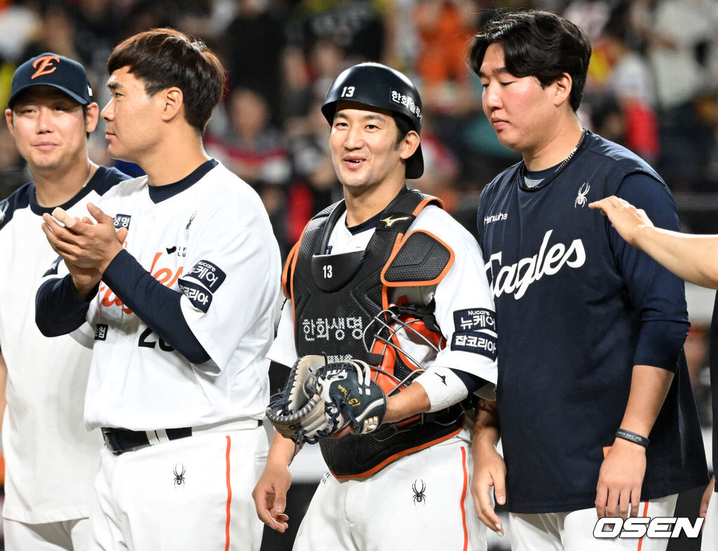 한화가 9일 대전 한화생명볼파크에서 열린 2025 신한 SOL Bank KBO리그 KIA와의 홈경기를 7-4로 역전승했다. 경기 종료 후 한화 최재훈이 동료들과 승리의 기쁨을 나누고 있다. 2025.07.09 /sunday@osen.co.kr