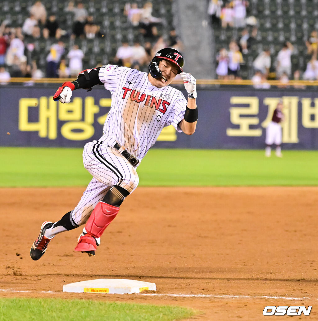 9일 오후 서울 잠실구장에서 ‘2025 신한 SOL BANK KBO리그’ LG 트윈스와 키움 히어로즈의 경기가 진행됐다.이날 경기에서 LG는 손주영을, 키움은 정현우를 선발투수로 내세웠다. 7회말 1사 1,2루 LG 박해민이 인사이드파크홈런을 날린뒤 홈으로 전력 질주 하고 있다. 2025.07.09 /  soul1014@osen.co.kr