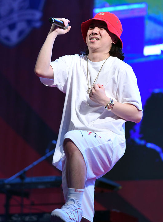 27일 오후 서울 광화문광장에서 ‘2018 러시아월드컵’ F조 조별리그 대한민국과 독일의 경기 거리응원이 열렸다.래퍼 넉살이 축하무대를 펼치고 있다./sunday@osen.co.kr