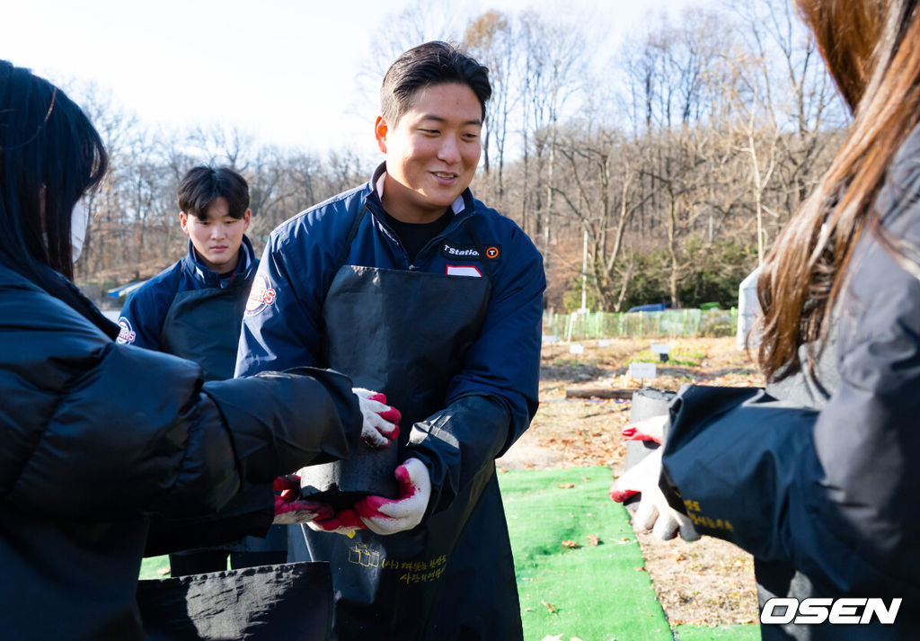 두산 베어스가 4일 도봉구 무수골 일대에서 사랑의 연탄 나눔 봉사활동을 진행했다.연탄 나눔 행사는 연말을 맞아 저소득 소외계층에 사랑을 전하는 사회공헌활동의 일환이다.두산 권희가 연탄을 전달 받고 있다 2024.12.04 / soul1014@osen.co.kr